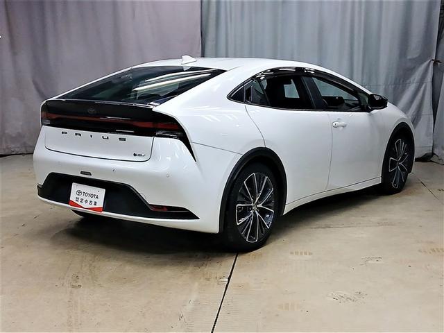 プリウス Ｇ　４ＷＤ　寒冷地　衝突被害軽減システム　バックカメラ　フルセグ　ＬＥＤヘッドランプ　アルミホイール　スマートキー　オートクルーズコントロール　ＥＴＣ　盗難防止装置　キーレス　横滑り防止機能　ハイブリッド（3枚目）