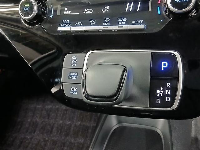 �h���C�o�[���ł����삵�₷���ʒu�ɃV�t�g���o�[��z�u�B�V�t�g�m�u����ɂȂ��݂₷���`�ł��B�V�t�g�`�F���W��A�V�t�g���o�[�͎����I�Ƀz�[���|�W�V�����ɖ߂邽�ߎ��̑��삪�f�����s���܂�