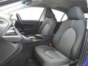 包み込むようなシート形状と適度なサポート性で、長時間の運転でも疲れにくい設計。ビジネスユースにもレジャーにも最適です