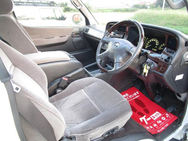 ハイエースワゴン スーパーカスタムリミテッド　トリプルサンルーフ　コンビハンドル　回転シート　運転席パワーシート　　ＥＴＣ　７人乗り　電動カーテン　フルフラット　点検記録簿あり　１５インチ純正アルミ　１００Ｖ　リアエアコン　リアヒーター（7枚目）
