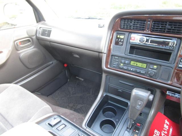 ハイエースワゴン スーパーカスタムリミテッド　トリプルサンルーフ　コンビハンドル　回転シート　運転席パワーシート　　ＥＴＣ　７人乗り　電動カーテン　フルフラット　点検記録簿あり　１５インチ純正アルミ　１００Ｖ　リアエアコン　リアヒーター（11枚目）