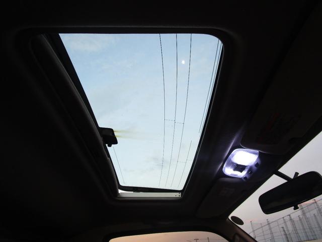 ハイエースワゴン スーパーカスタムリミテッド　トリプルサンルーフ　コンビハンドル　回転シート　運転席パワーシート　　ＥＴＣ　７人乗り　電動カーテン　フルフラット　点検記録簿あり　１５インチ純正アルミ　１００Ｖ　リアエアコン　リアヒーター（20枚目）