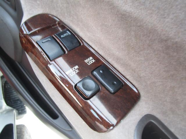 ハイエースワゴン スーパーカスタムリミテッド　トリプルサンルーフ　コンビハンドル　回転シート　運転席パワーシート　　ＥＴＣ　７人乗り　電動カーテン　フルフラット　点検記録簿あり　１５インチ純正アルミ　１００Ｖ　リアエアコン　リアヒーター（29枚目）