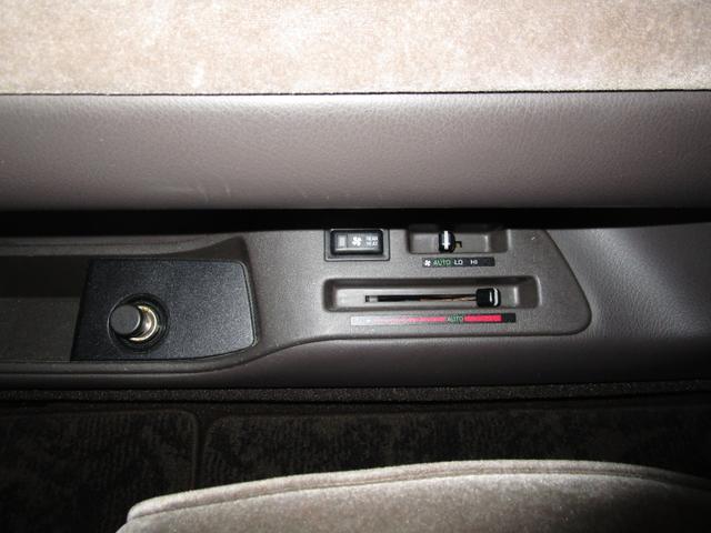ハイエースワゴン スーパーカスタムリミテッド　トリプルサンルーフ　コンビハンドル　回転シート　運転席パワーシート　　ＥＴＣ　７人乗り　電動カーテン　フルフラット　点検記録簿あり　１５インチ純正アルミ　１００Ｖ　リアエアコン　リアヒーター（35枚目）