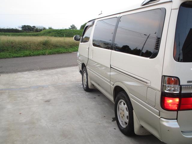 ハイエースワゴン スーパーカスタムリミテッド　トリプルサンルーフ　コンビハンドル　回転シート　運転席パワーシート　　ＥＴＣ　７人乗り　電動カーテン　フルフラット　点検記録簿あり　１５インチ純正アルミ　１００Ｖ　リアエアコン　リアヒーター（59枚目）