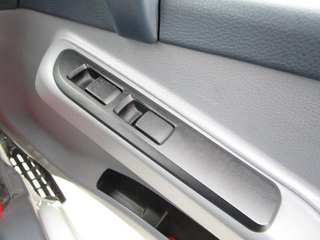 キャンター 全低床　２Ｔ平ボディ　５ＭＴ　１４０６９キロ　ＥＴＣ　スペアキー付き　ＡＢＳ　車両総重量４３０５Ｋｇ（16枚目）