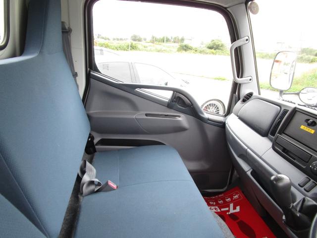キャンター 全低床　２Ｔ平ボディ　５ＭＴ　１４０６９キロ　ＥＴＣ　スペアキー付き　ＡＢＳ　車両総重量４３０５Ｋｇ（17枚目）