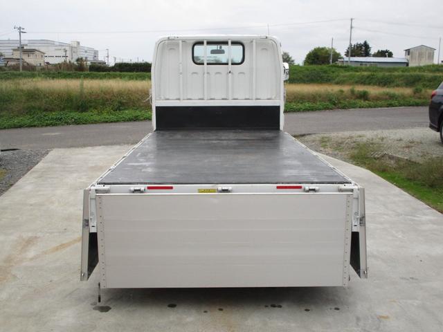 キャンター 全低床　２Ｔ平ボディ　５ＭＴ　１４０６９キロ　ＥＴＣ　スペアキー付き　ＡＢＳ　車両総重量４３０５Ｋｇ（19枚目）
