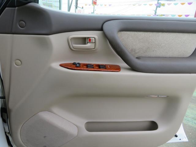 ランドクルーザー１００ ＶＸリミテッド　４ＷＤ／純正ナビゲーション／デジタルテレビ／バックカメラ／純正ＥＴＣ／キーレスエントリー／盗難防止装置／衝突安全ボディ／前席エアバック／背面レス／オートエアコン／オートライト／オートクルーズ（22枚目）