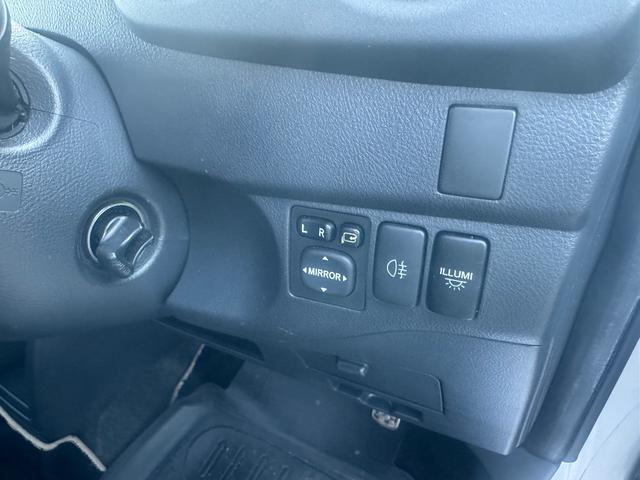 デックス １．３ｉ－Ｓ　４ＷＤ　スマートキー　純正１４インチ　社外ナビ地デジＴＶ　ＥＴＣ　ＨＩＤ　ＭＯＭＯハンドル（18枚目）