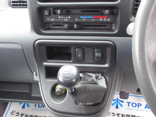 ハイゼットカーゴ クルーズターボ　切替式４ＷＤ　５ＭＴ　キーレス　ナビ　ＴＶ　ＣＤ／ＤＶＤ再生　Ｂｌｕｅｔｏｏｔｈ接続　ドライブレコーダー　全席パワーウインドウ　電動格納ミラー　ルーフキャリア　パワーステアリング　ＡＢＳ　無修復歴車（28枚目）
