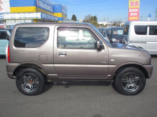 ジムニー クロスアドベンチャー　切替式４ＷＤ　ターボ　キーレス　ディスプレイオーディオ　ＣＤ／ＤＶＤ再生　ＵＳＢ　シートヒーター　フォグライト　電動格納ミラー　専用シート　純正アルミホイール　ＡＢＳ　無修復歴車（8枚目）