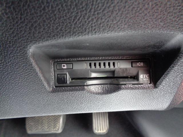 プリウス Ｓ　４ＷＤ　ハイブリッド　ＳＤナビ　ワンセグ　ＣＤ　Ｂｌｕｅｔｏｏｔｈ　バックカメラ　リモコンエンジンスターター　ＥＴＣ　ステアリングスイッチ　クルーズコントロール　レーダーブレーキ　車線逸脱警報　純正アルミ（27枚目）