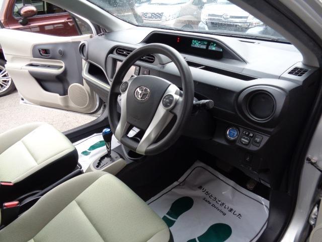 アクア Ｓ　ハイブリッド　プッシュスタート　フルセグ　ＣＤ　ＤＶＤ　Ｂｌｕｅｔｏｏｔｈ（オーディオ）　ＥＴＣ　電動格納ミラー　社外アルミ　運転席＆助手席エアバッグ　盗難防止装置（9枚目）