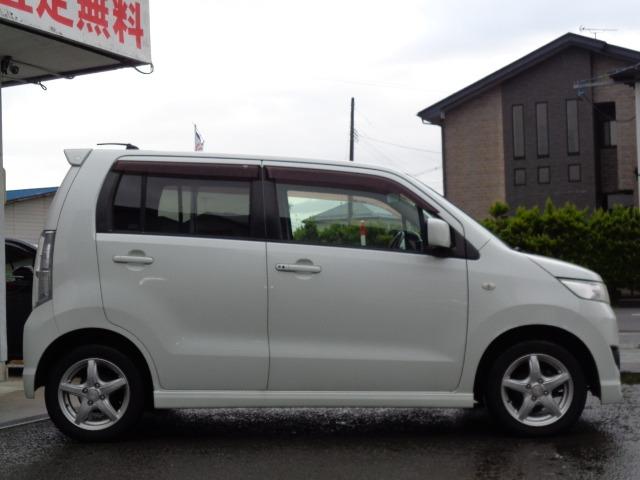 ワゴンＲスティングレー Ｘ　４ＷＤ　プッシュスタート　エンジンスターター　ＨＤＤナビ　フルセグ　ＣＤ　ＤＶＤ　Ｂｌｕｅｔｏｏｔｈ　電動格納ミラー　シートヒーター　ＨＩＤ　フォグランプ　社外アルミホイール　エアバッグ　盗難防止装置（4枚目）