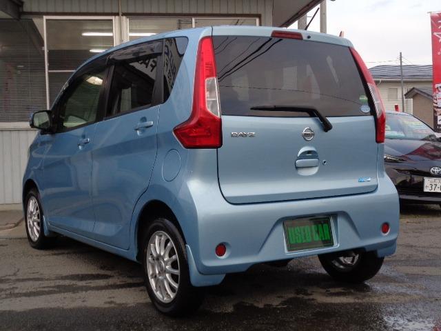 デイズ X 4WD プッシュスタート CD FM/AM アイドリングストップ レーダーブレーキ 横滑り防止装置 全方位カメラ 電動格納ミラー シートヒーター 純正アルミ ABS 運転席&助手席エアバッグ 盗難防止装置(7枚目)