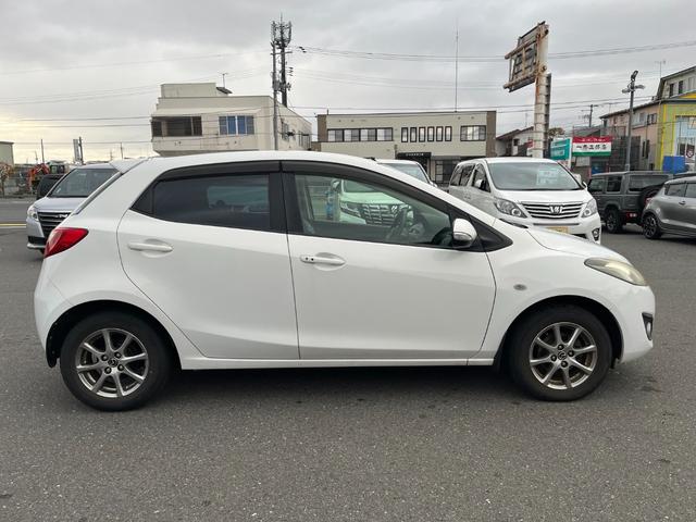 デミオ １３－スカイアクティブ　シューティングスター　ナビ　アルミ　バックカメラ（6枚目）