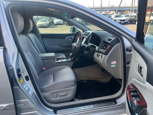 クラウン ３．０ロイヤルサルーンｉ－ＦｏｕｒアニバＥＤ　ナビ　アルミ　バックカメラ　クルーズ　　ＴＶ　ＣＤ（9枚目）