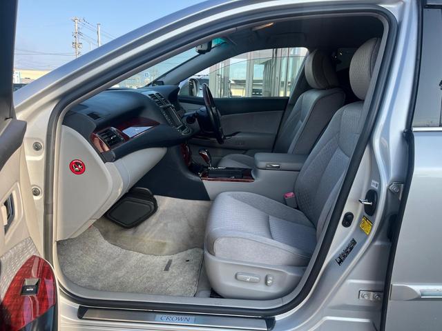 クラウン ３．０ロイヤルサルーンｉ－ＦｏｕｒアニバＥＤ　ナビ　アルミ　バックカメラ　クルーズ　　ＴＶ　ＣＤ（10枚目）