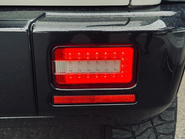 ジムニーシエラ ＪＣ　関東仕入れ　エアロオーバー４点ボディキット　左右出し４本マフラー　ＬＥＤテール　ＫＦＷ１８インチホイール　２インチリフトアップ　イカリング　ＥＴＣ（11枚目）