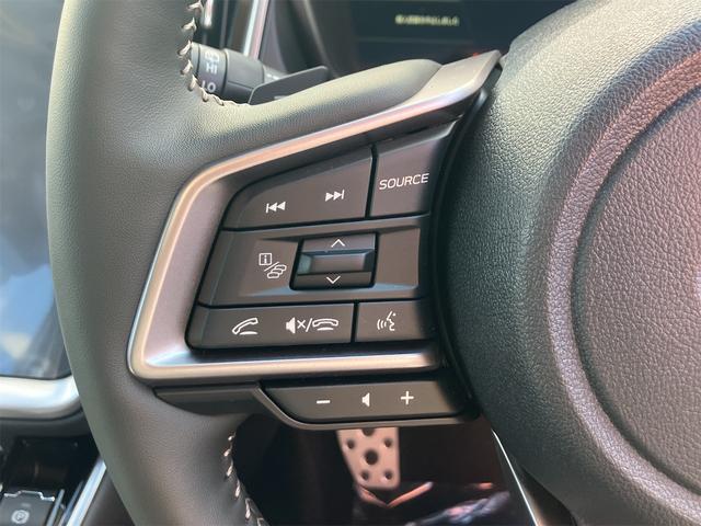 自ら操るハンドル！ドライバーの生命線です。目線を大きくそらすことなくボタンの操作を行うことができるので、安全にも配慮できますね。