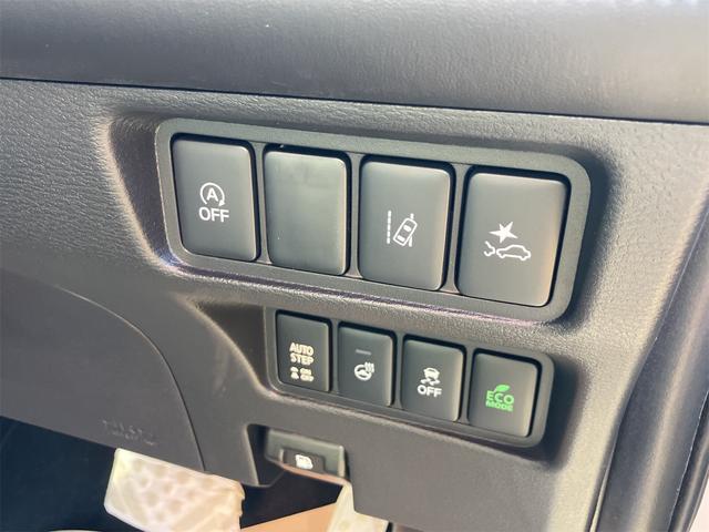 【レーンアシスト】走行中にカメラで車線を認識し、車線を逸脱しそうなときに警報を発したり、さらに進んでステアリング補正を行ったりする機能。