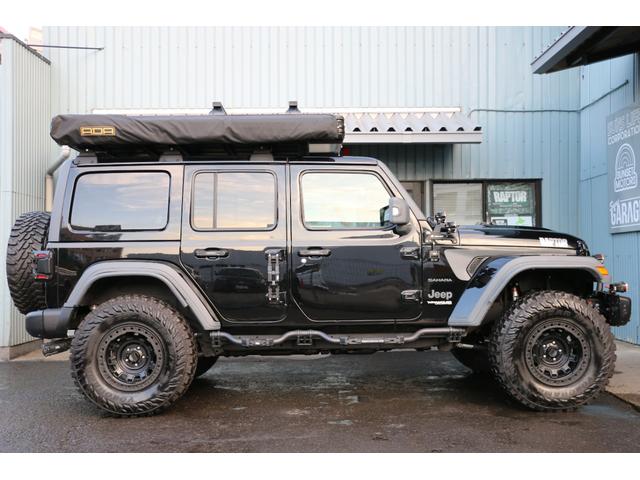 ジープ・ラングラーアンリミテッド ＪＬラングラー　サハラ　４ＷＤ　ワンオーナー　ＲＡＰＴＯＲ施工　リフトアップ　チューブフェンダー　ＫＭＣ１７インチホイール　ＹＯＫＯＨＡＭＡジオランダー３５ＭＴタイヤ　ＷＡＲＮウインチ　東京オートサロン２０２４出展車両（7枚目）