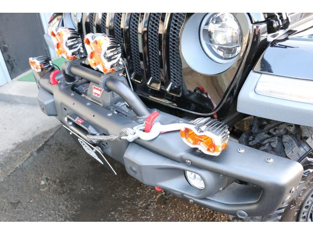 ジープ・ラングラーアンリミテッド ＪＬラングラー　サハラ　４ＷＤ　ワンオーナー　ＲＡＰＴＯＲ施工　リフトアップ　チューブフェンダー　ＫＭＣ１７インチホイール　ＹＯＫＯＨＡＭＡジオランダー３５ＭＴタイヤ　ＷＡＲＮウインチ　東京オートサロン２０２４出展車両（12枚目）
