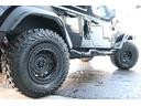 ＪＬラングラー　サハラ　４ＷＤ　ワンオーナー　ＲＡＰＴＯＲ施工　リフトアップ　チューブフェンダー　ＫＭＣ１７インチホイール　ＹＯＫＯＨＡＭＡジオランダー３５ＭＴタイヤ　ＷＡＲＮウインチ　東京オートサロン２０２４出展車両（22枚目）