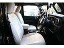 ＪＬラングラー　サハラ　４ＷＤ　ワンオーナー　ＲＡＰＴＯＲ施工　リフトアップ　チューブフェンダー　ＫＭＣ１７インチホイール　ＹＯＫＯＨＡＭＡジオランダー３５ＭＴタイヤ　ＷＡＲＮウインチ　東京オートサロン２０２４出展車両（26枚目）