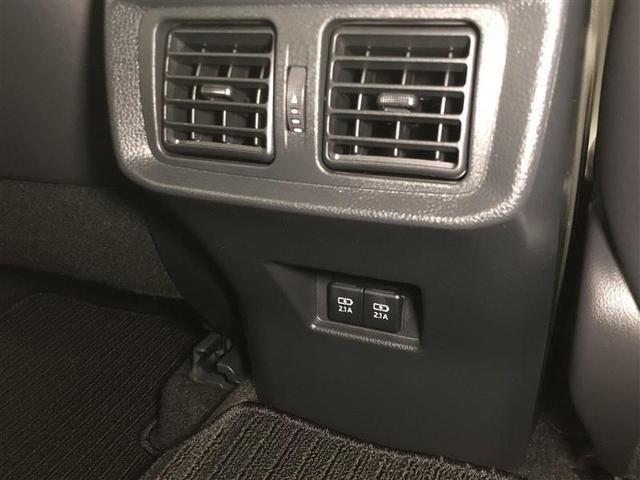 �Z���^�[�R���\�[���{�b�N�X��[�ɂ͏[�d�p�t�r�a�[�q���Q�t���܂��B��Ȃɍ����Ă��Ă��X�}�z��^�u���b�g�̏[�d���ł��ĕ֗��ł��B