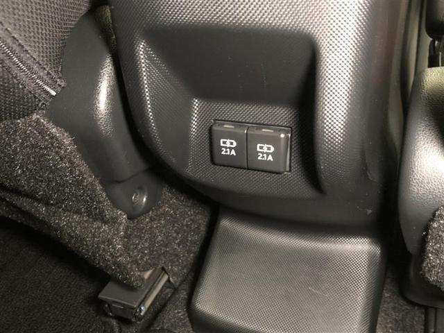 �Z���^�[�R���\�[���{�b�N�X�����ɂ͏[�d�p�t�r�a�[�q���Q�ݒu����Ă��܂��B��Ȃɍ�������A�C���˂Ȃ��X�}�[�g�t�H�����̏[�d���\�ł��B