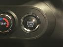 【プッシュボタンスタート】電子カードキーを携帯していれば、エンジン始動はブレーキを踏みながらスイッチを押すだけ!