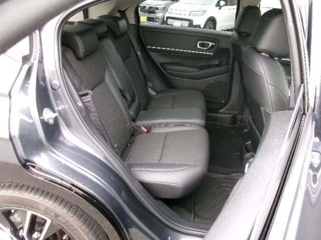 ヴェゼル ｅ：ＨＥＶ　Ｚ　ＨｏｎｄａＣＯＮＮＥＣＴディスプレイ＋ＥＴＣ２．０車載器＋ワイヤレス充電器　ブラインドスポットインフォメーション　後退出庫サポート　ハンズフリーアクセスパワーテールゲート　運転席＆助手席シートヒーター（13枚目）