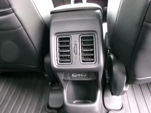 ヴェゼル ｅ：ＨＥＶ　Ｚ　ＨｏｎｄａＣＯＮＮＥＣＴディスプレイ＋ＥＴＣ２．０車載器＋ワイヤレス充電器　ブラインドスポットインフォメーション　後退出庫サポート　ハンズフリーアクセスパワーテールゲート　運転席＆助手席シートヒーター（31枚目）