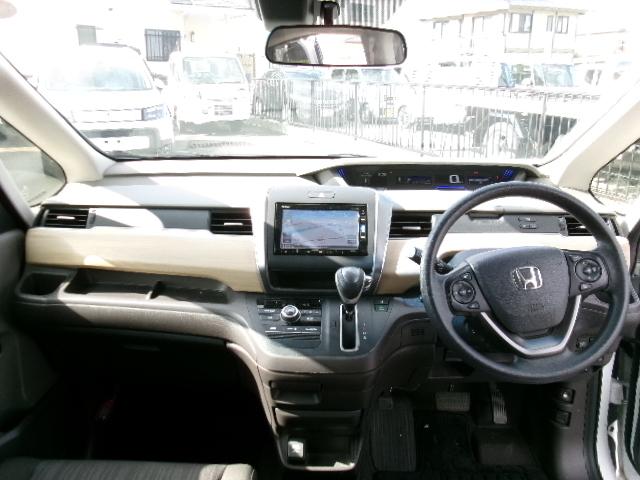 フリード Ｇ・ホンダセンシング　ナビ装着用スペシャルパッケージ＋ＥＴＣ車載器（ナビ連動）　２列目ベンチシート（７人乗り）　両側パワースライドドア　センターテーブル　コンフォートビューパッケージ（13枚目）
