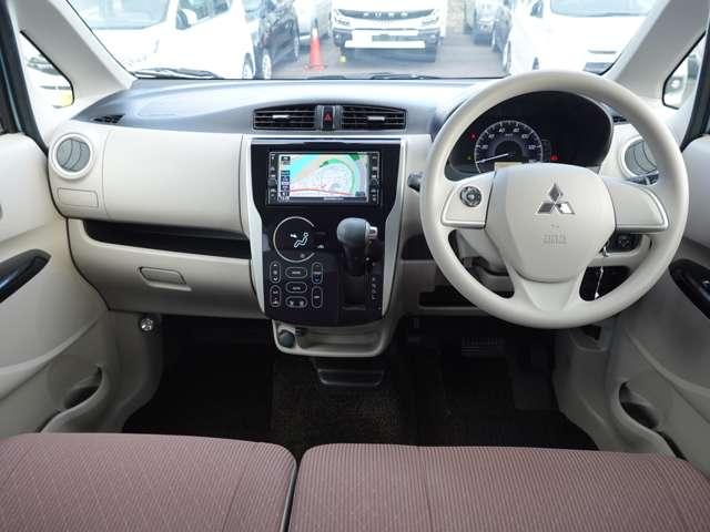 手の届く範囲に収納スペースも豊富なインパネ周り。ドリンクホルダーも運転席・助手席に付いています。