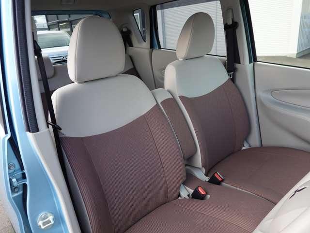 運転席のシートは、スライド・高さ調整ができるので、自分に合ったポジションを確保できます。