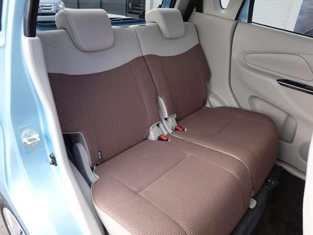 後部座席は前後スライドとリクライニング機能がついているので、快適なドライブをサポートしてくれます。