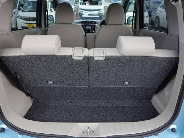 後席シートは分割で折り畳みができます。乗車スペースを確保しながら長い荷物も積み込みができます。