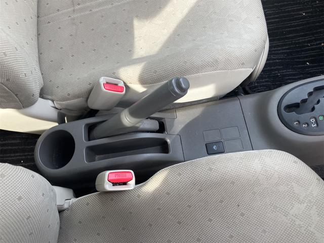 ヴィッツ Ｆ　４ＷＤ　キーレスエントリー　電動格納ミラー　ＡＴ　衝突安全ボディ　ＡＢＳ　ＣＤ　ＭＤ　ミュージックプレイヤー接続可　エアコン　パワーステアリング　パワーウィンドウ（7枚目）