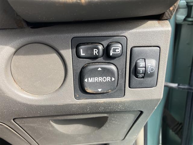 ヴィッツ Ｆ　４ＷＤ　キーレスエントリー　電動格納ミラー　ＡＴ　衝突安全ボディ　ＡＢＳ　ＣＤ　ＭＤ　ミュージックプレイヤー接続可　エアコン　パワーステアリング　パワーウィンドウ（32枚目）