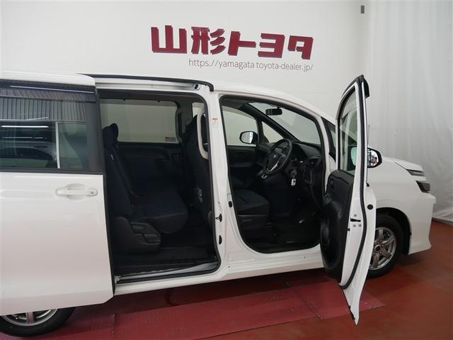 ヴォクシー Ｘ　４ＷＤ　フルセグ　メモリーナビ　ＤＶＤ再生　両側電動スライド　ウオークスルー　乗車定員８人　３列シート　アイドリングストップ（5枚目）