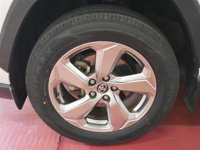 スポーティな印象を与える純正ホイールです。どこまでも走っていきたくなるようなデザインですね♪