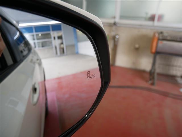 隣車線を走る車両をレーダーで検知し、ドアミラーでは確認しにくい後側方エリアに存在する車両に加え、急接近してくる車両も検知します。車両を検知するとドアミラーに搭載されたＬＥＤインジケーターが点灯します。
