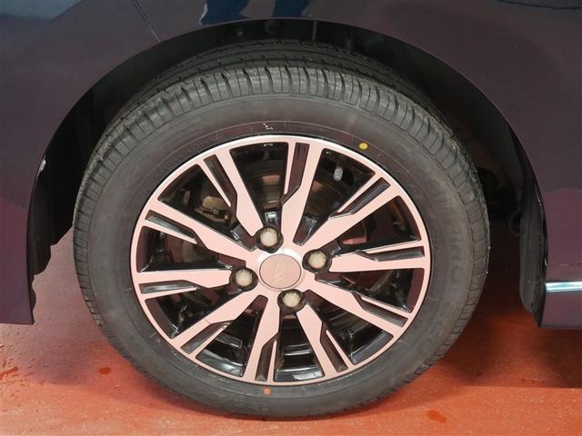 スポーティな印象を与える純正ホイールです。どこまでも走っていきたくなるようなデザインですね♪