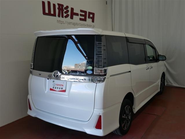 ヴォクシー ZS 煌 4WD フルセグ メモリーナビ DVD再生 後席モニター バックカメラ 衝突被害軽減システム ETC 両側電動スライド LEDヘッドランプ ウオークスルー 乗車定員8人 3列シート(4枚目)