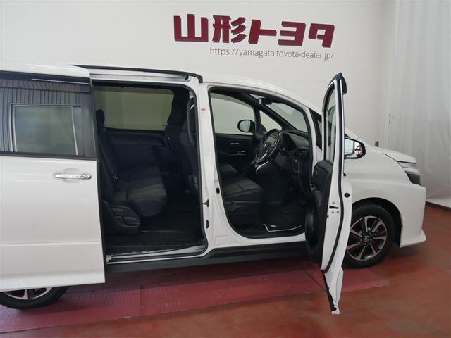 ヴォクシー ZS 煌 4WD フルセグ メモリーナビ DVD再生 後席モニター バックカメラ 衝突被害軽減システム ETC 両側電動スライド LEDヘッドランプ ウオークスルー 乗車定員8人 3列シート(5枚目)