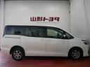 スライドドアは、通常のドアに比べて、車のボディに平行に開閉するので、開けてもスペースをとりません！狭いスペースでも乗り降り楽々です！