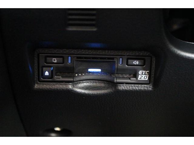 ノア ハイブリッドＺ　４ＷＤ　ＤＶＤ再生　ミュージックプレイヤー接続可　後席モニター　バックカメラ　衝突被害軽減システム　ＥＴＣ　ドラレコ　両側電動スライド　ＬＥＤヘッドランプ　乗車定員７人　３列シート　ワンオーナー（9枚目）